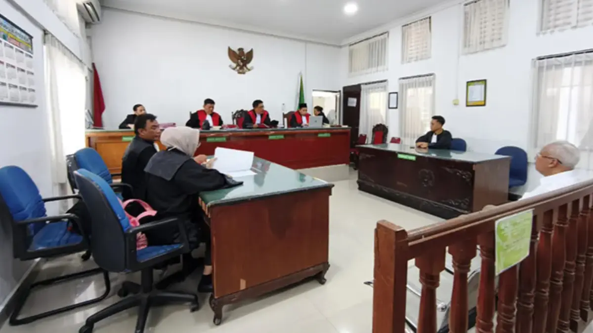 Rida K Liamsi mengikuti persidangan di Pengadilan Negeri Pekanbaru, Rabu (12/8/2026). Sidang berikutnya beragenda putusan sela.
