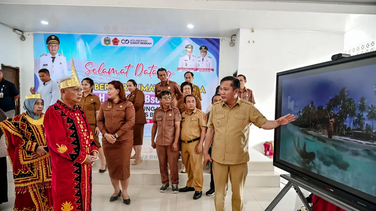 Wakil Gubernur Sumut Surya bersama Bupati Nias Barat Eliyunus Waruwu dan sejumlah kepala OPD membahas penguatan UHC di Pendopo Bupati Nias Barat, Selasa (11/8/2026). (DISKOMINFO SUMUT/YT HARIONO)