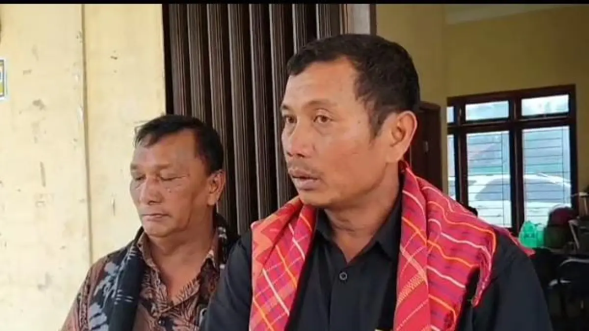 Berduka: Keluarga Felicia Karo Sekali, 11, saat prosesi pemakaman di Jambur Pisau Serit, Karo. Keluarga mempertanyakan prosedur vaksinasi di sekolah.