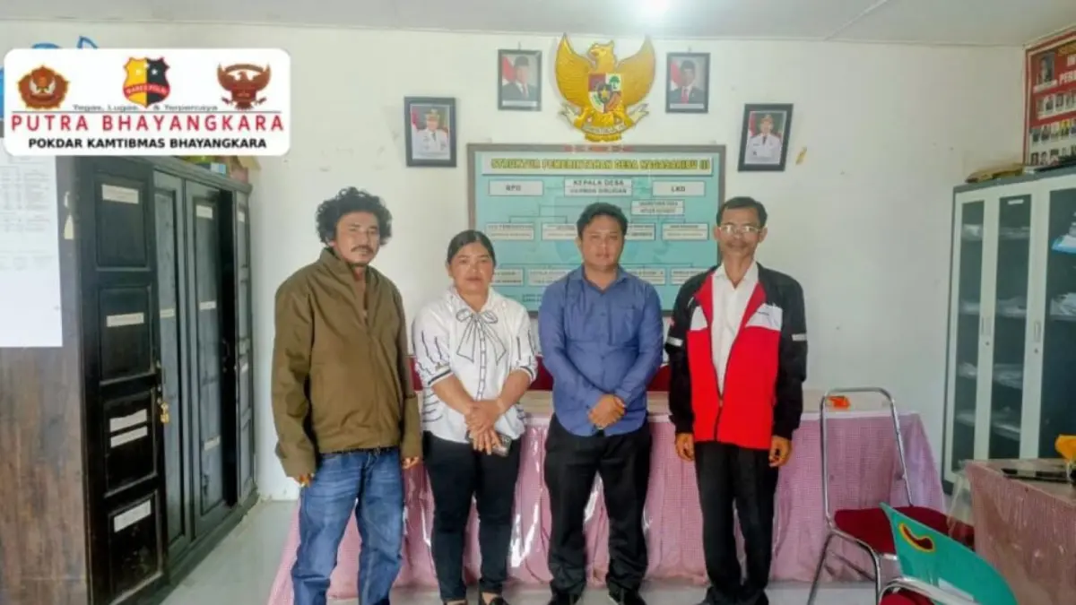 Bongot Mangisi Siburian didampingi Kuasa Hukum Aleng Simanjuntak, S.H saat melaporkan dugaan penjualan bayi ke Polres Humbahas.