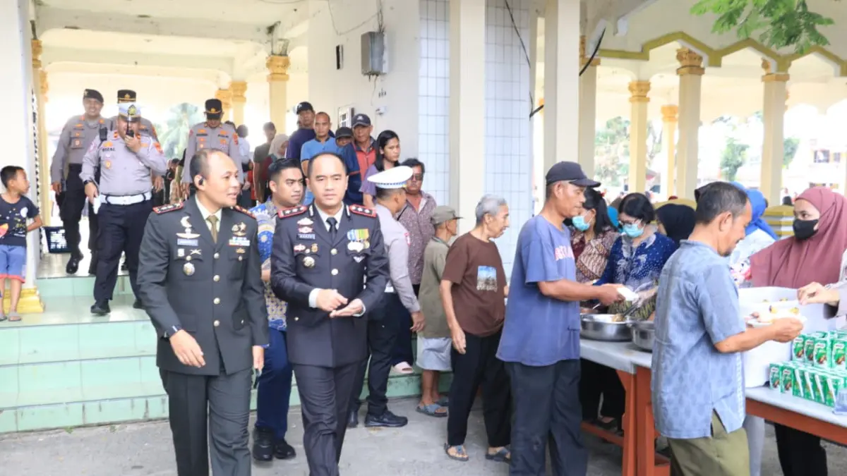 Kapolres Labuhanbatu AKBP Wahyu Endrajaya SIK MSi saat memantau kegiatan Warung Polri Presisi di Lapangan Ika Bina Rantauprapat.