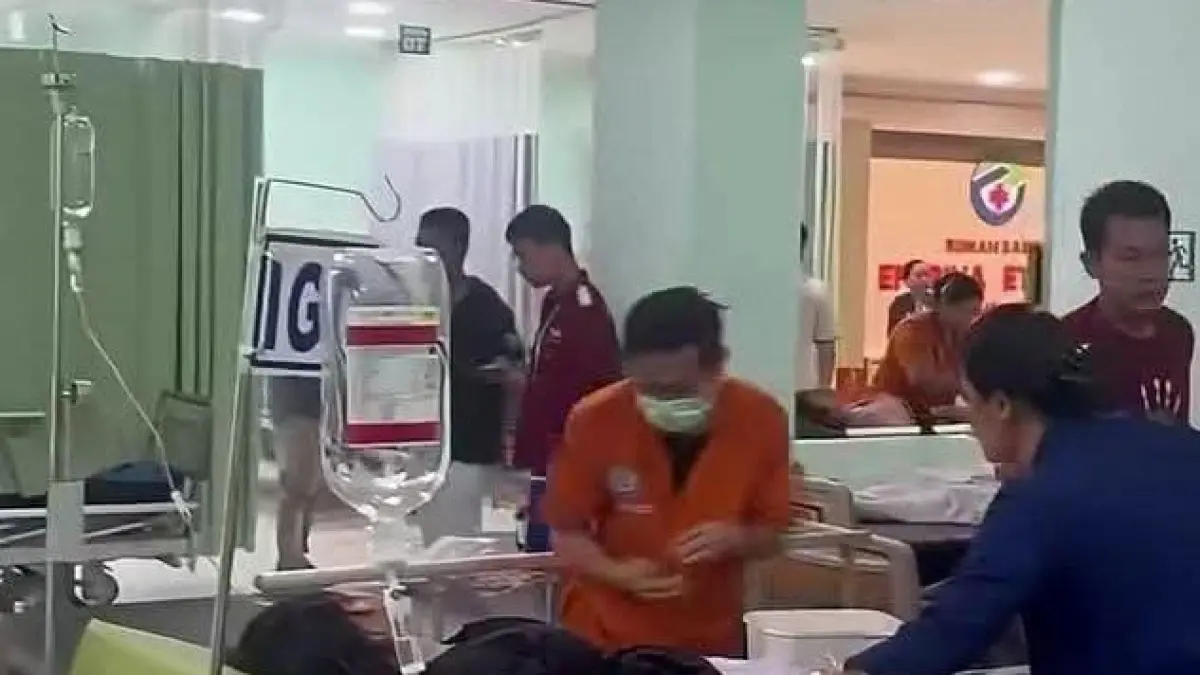 Panik: Sejumlah siswa diduga mengalami gangguan kesehatan setelah menyantap menu MBG di Berastagi, Karo, Kamis (13/8/2026). Proses evakuasi berlangsung hingga sore hari.