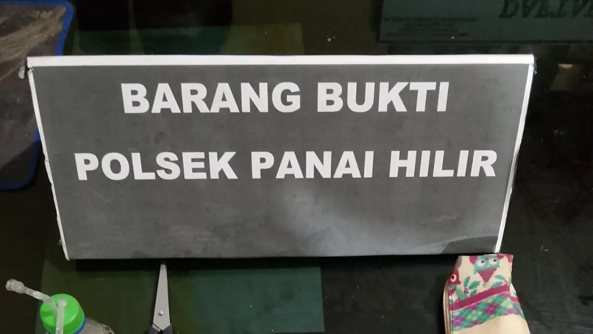 Sejumlah barang bukti dan narkoba jenis sabu yang berhasil diamankan Polisi.
