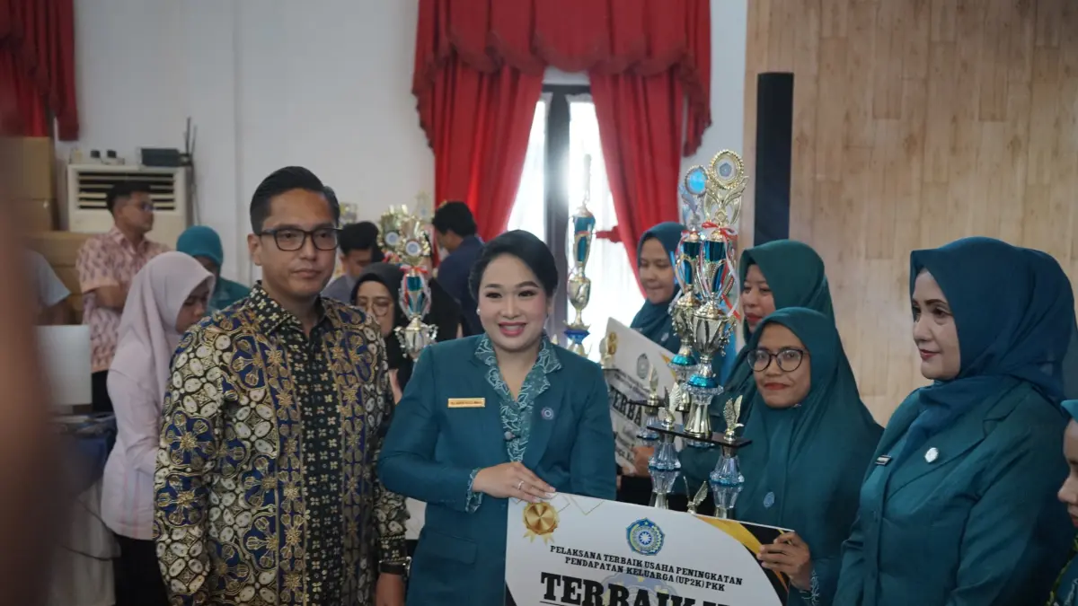 Wali Kota Medan Rico Tri Putra Bayu Waas bersama Ketua TP PKK Medan Ny Airin Rico Waas menghadiri HKG PKK ke-54 di Gedung PKK Medan Petisah, Kamis (13/8/2026).