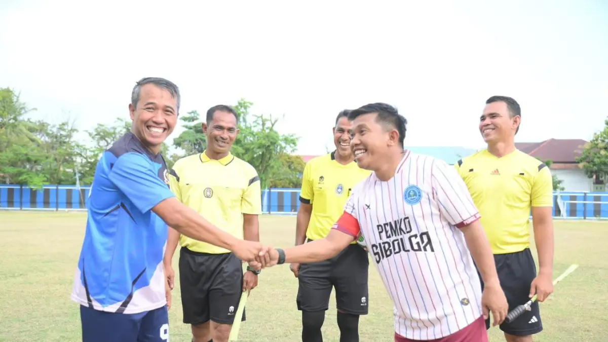 Wali Kota Sibolga Akhmad Syukri Nazry Penarik saat membela PS Pemko Sibolga melawan PS Gupala di laga pembukaan turnamen Sepak Bola HUT RI ke-81 di Stadion Horas Sibolga.