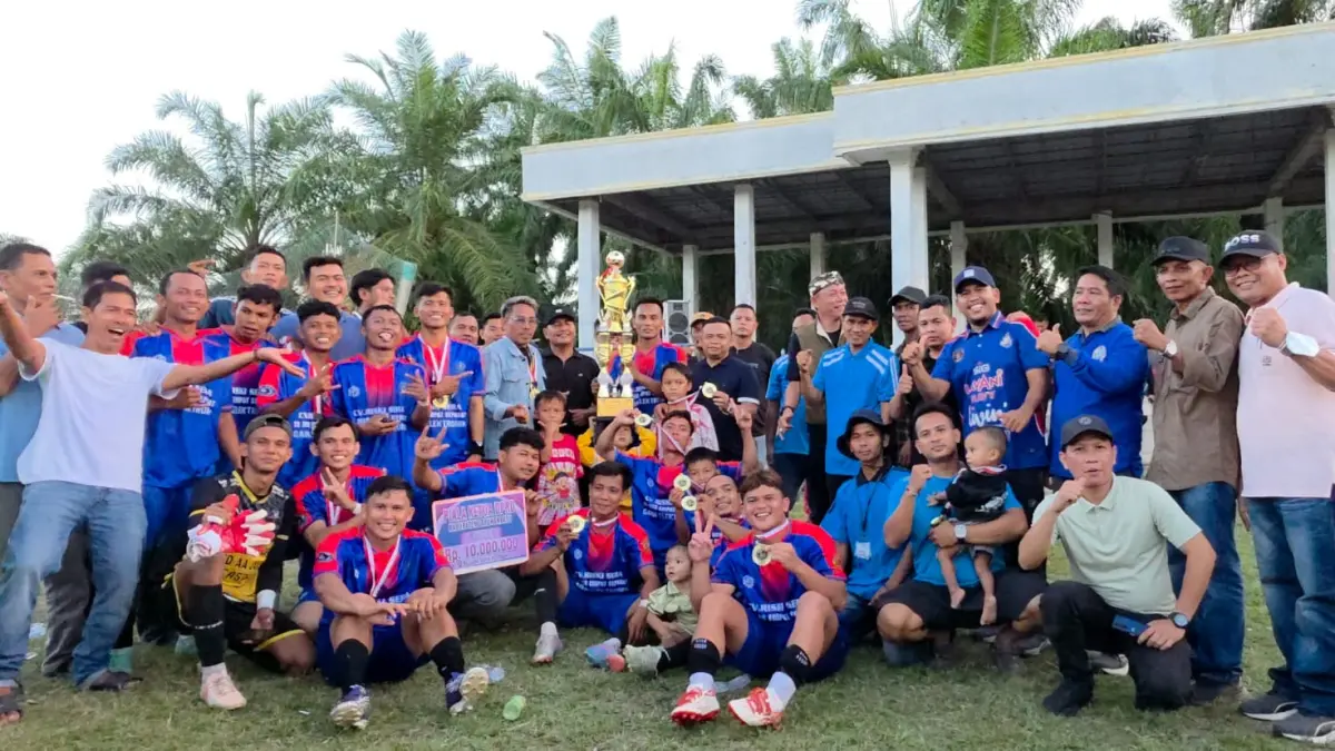 Ketua DPRD Labuhanbatu Arjan Priadi Ritonga (tengah) berfoto bersama dengan tim juara.
