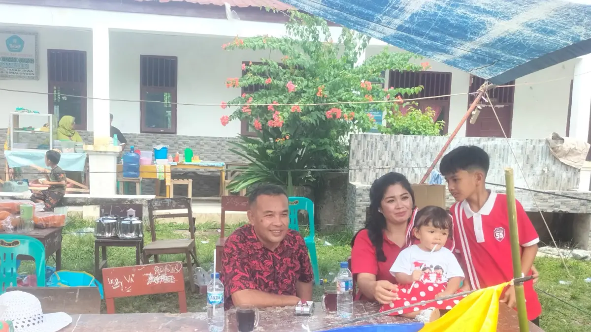 Pangulu Marubun Jaya Mega Raya Purba bersama keluarga. 