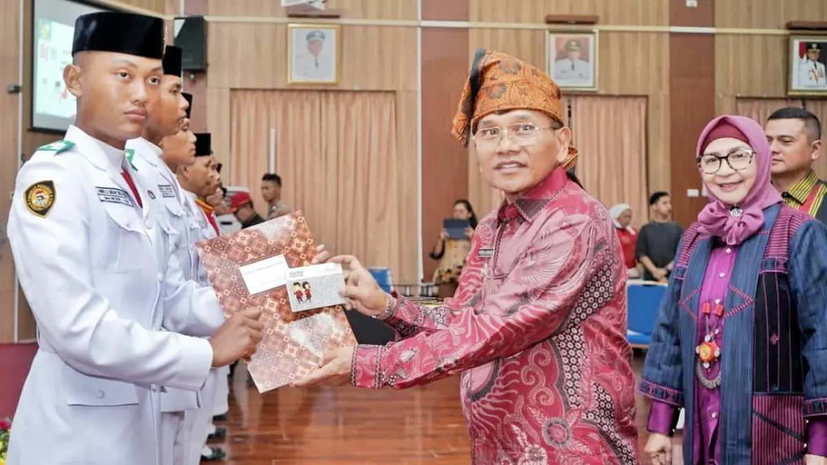 Bupati Simalungun Anton A Saragih menyampaikan apresiasi kepada anggota Paskibra HUT ke-81 RI.