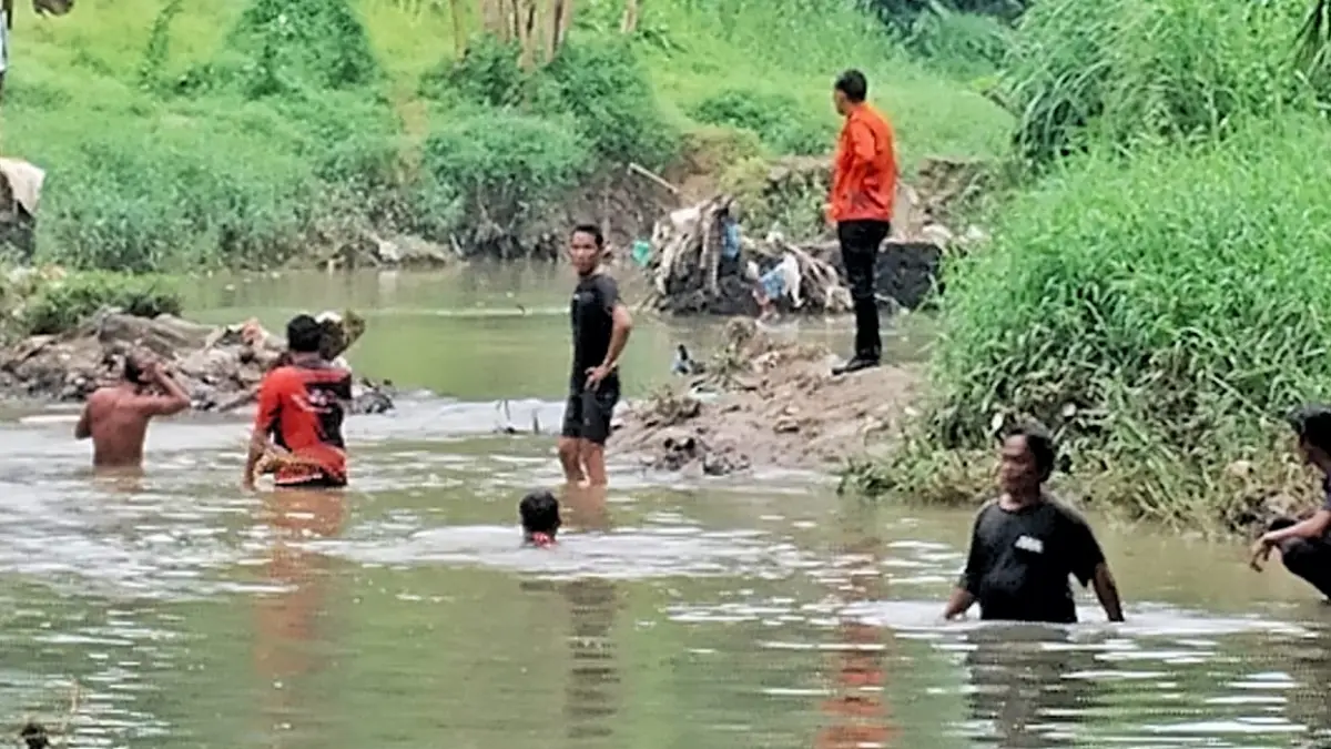 Proses pencarian anak hanyut di Sungai Tanjung Pinggir oleh tim gabungan.