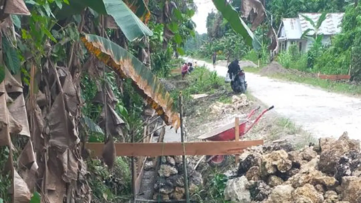 Bangunan TPT, diduga tidak sesuai gambar teknis, dan tidak memili pondasi. Foto diambil pada saat awal pekerjaan.