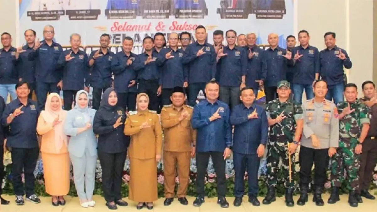Bupati Labuhanbatu dr Hj Maya Hasmita dan Wakil Bupati Labuhanbatu H Jamri berfoto bersama dengan Pengurus PWI Sumut dan PWI Labuhanbatu.