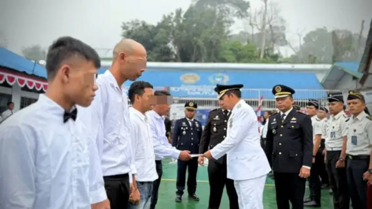 Bupati Tapanuli Utara Jonius Taripar Hutabarat menyerahkan remisi kepada warga binaan di Lapas Kelas IIB Tarutung dalam rangka HUT ke-81 Kemerdekaan RI.&nbsp;
