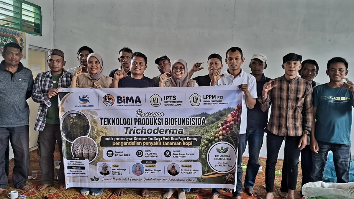 Dosen Tim PKM IPTS bersama petani Desa Pagar Gunung, Kecamatan Kotanopan, Kabupaten Mandailing Natal pada penerapan Trichoderma beberapa waktu lalu. (Ist)