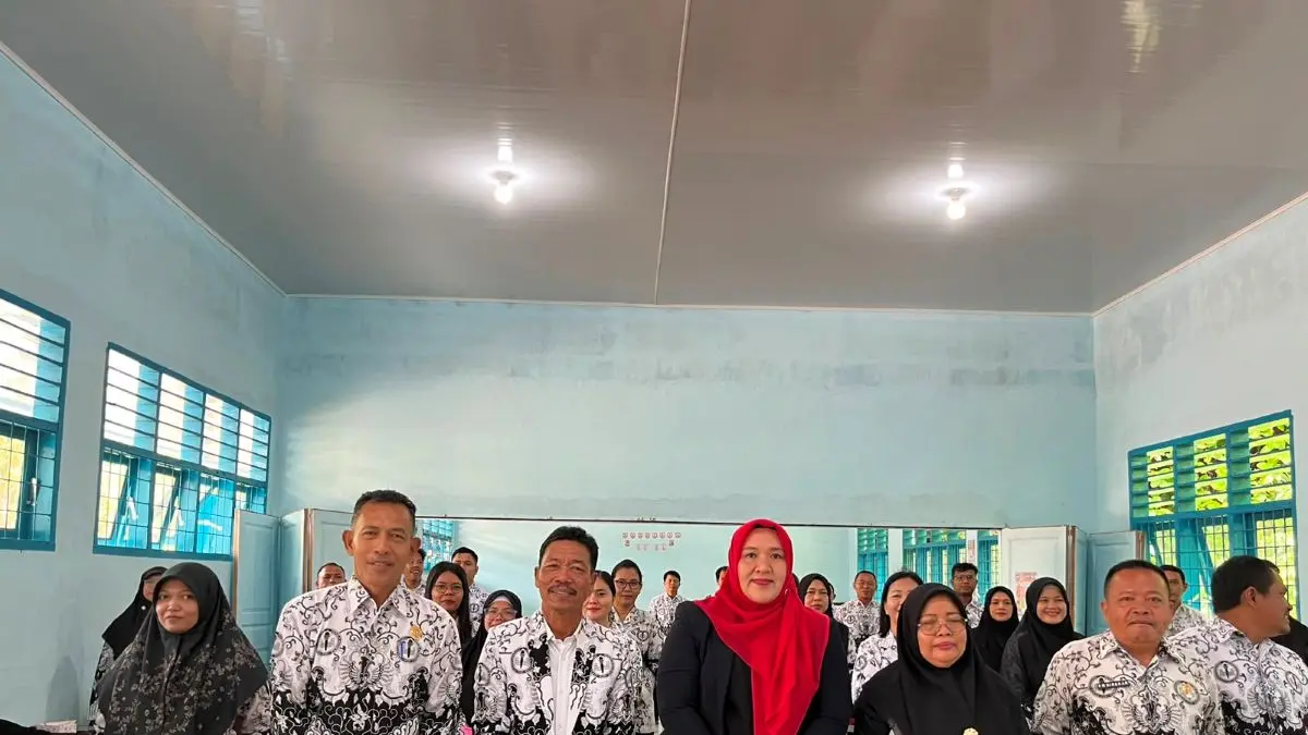 Kadis Pendidikan dan Kebudayaan Kota Sibolga Rosidah Lubis bersama Ketua PGRI Kota Sibolga Epentus Bondar dan para guru se-Kota Sibolga yang mengikuti pelatihan Coding dan AI.