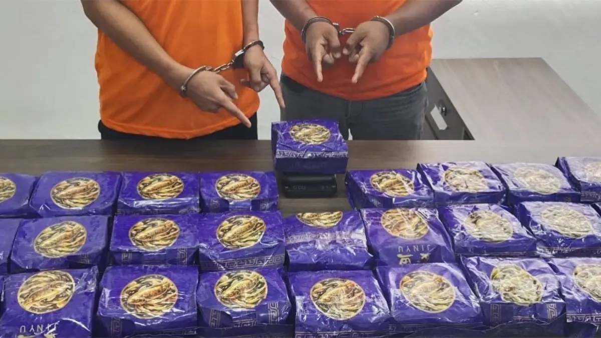 Kedua tersangka dan barang bukti.