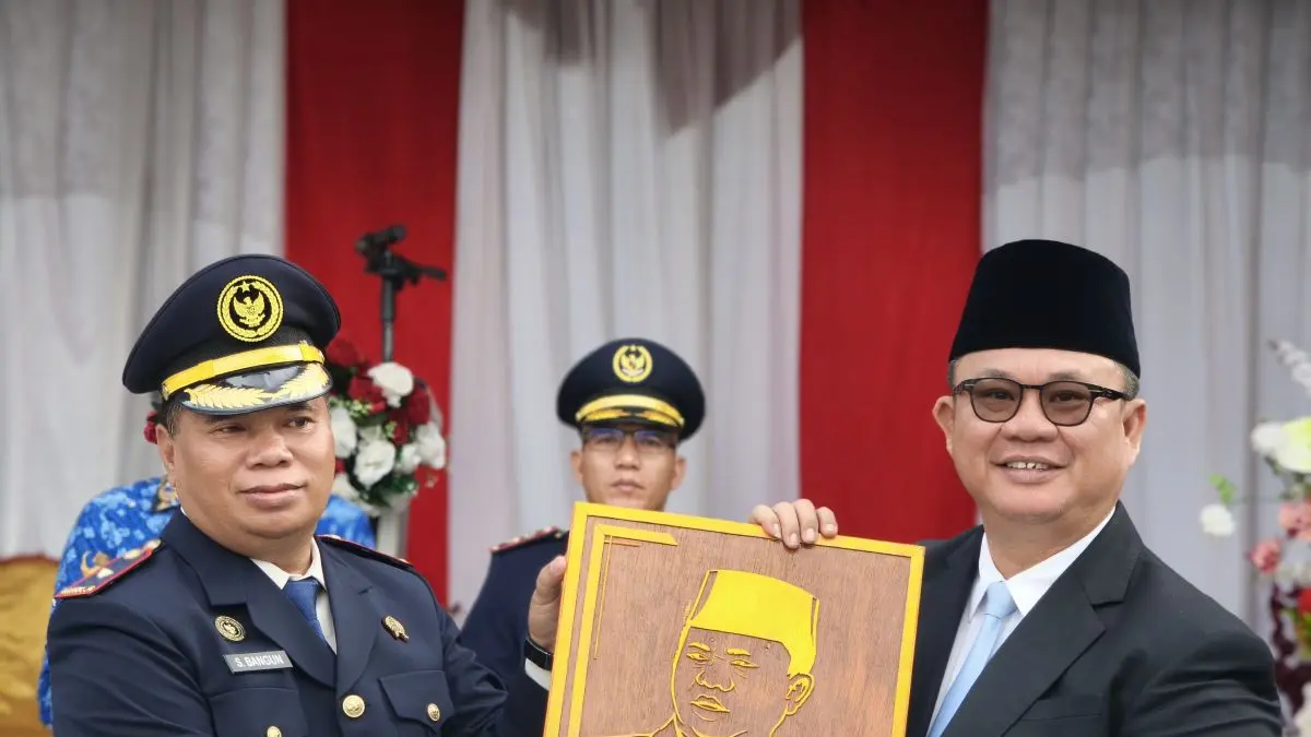 Kepala Lapas Kelas IIB Gunungsitoli Sahat Bangun, memberikan cinderamata kepada Wali Kota Sowa