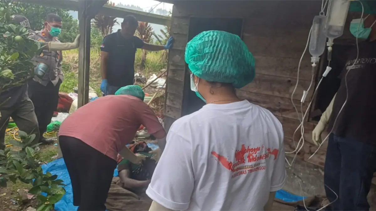 Polsek Purba dan Tim Inafis tiba mengevakuasi korban dari gubuk di ladang jeruk Kecamatan Purba.