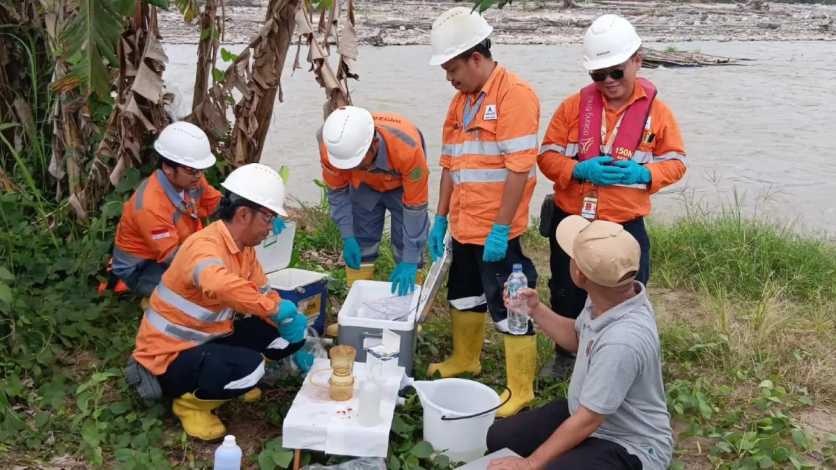 Tim terpadu melakukan pengambilan air sisa proses Tambang Emas Martabe di Sungai Batangtoru.