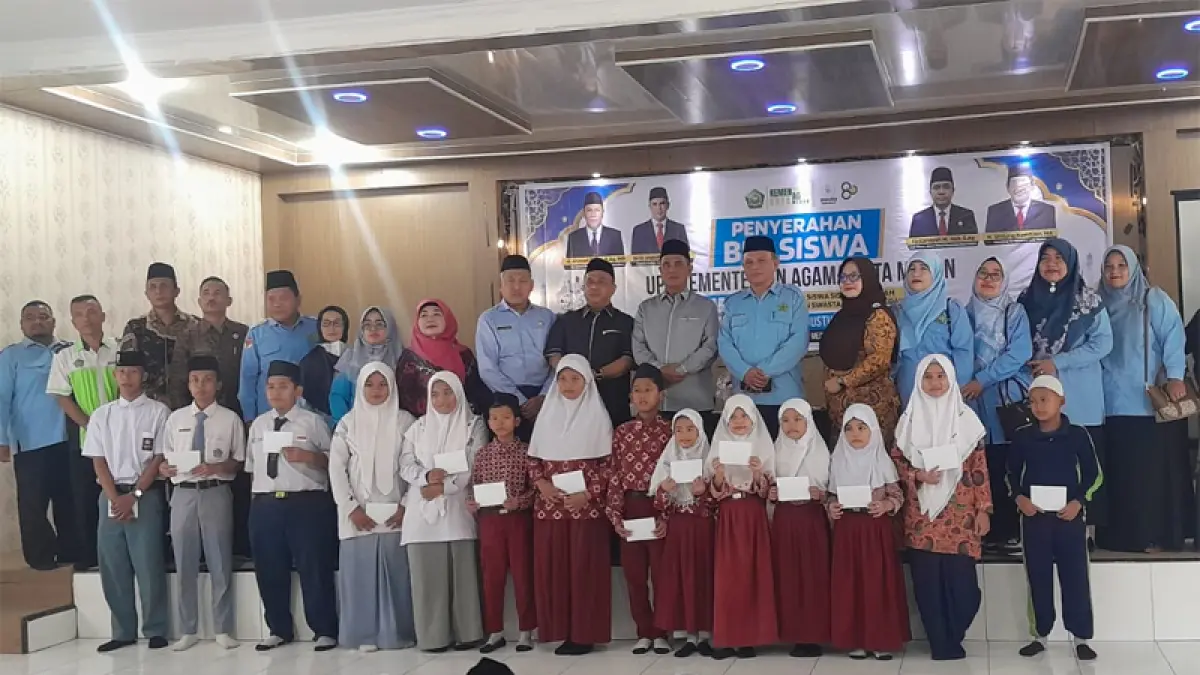 UPZ Kementrian Agama Kota Medan menyalurkan beasiswa kepada peserta didik Madrasah swasta dan Negeri.