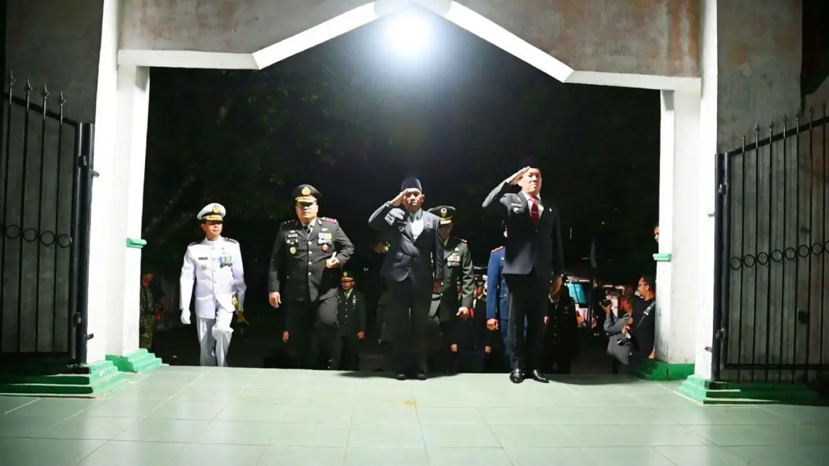 Wali Kota Sibolga Akhmad Syukri Nazry Penarik mengikuti Apel Kehormatan dan Renungan Suci di Taman Makam Pahlawan Sibolga.