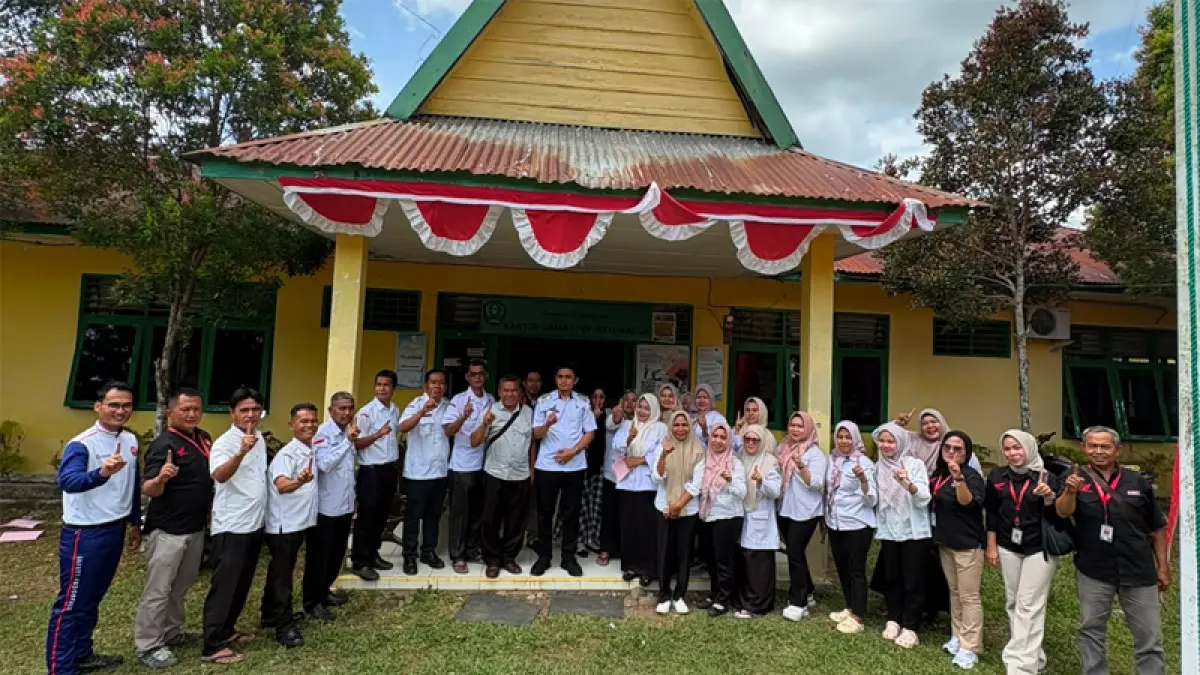 Camat Psp Batunadua, Muhammad Fadlan Batubara dan sejumlah Pegawai foto bersama usai kegiatan edukasi #Cari_aman yang digelar oleh PT AMJ II Padangsidimpuan dan tim Safety Riding PT ITC.