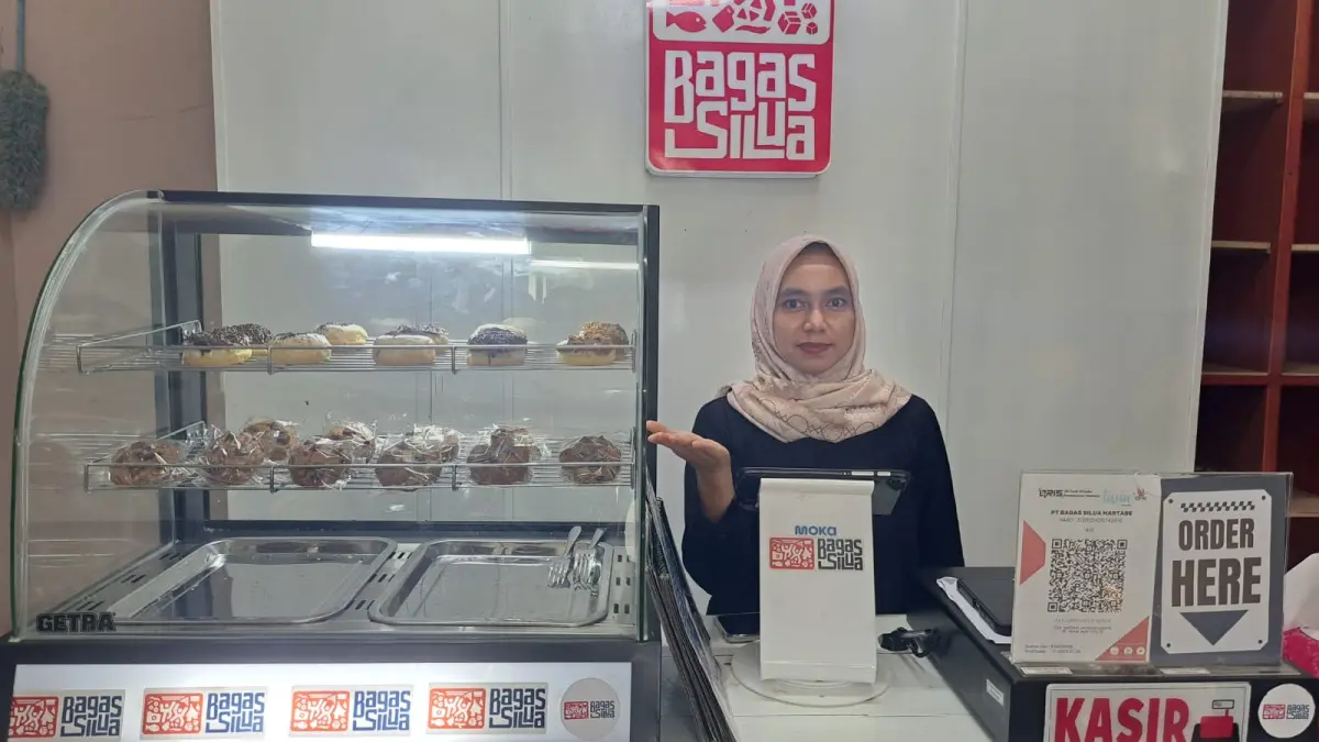 Dian Anggreini pemilik usaha Eza Cake memajang kue buatannya di Bagas Silua, gerai etalase UMKM Binaan PTAR, Batangtoru, Tapsel, Rabu (19/8/2026). (Samman/MetroDaily)