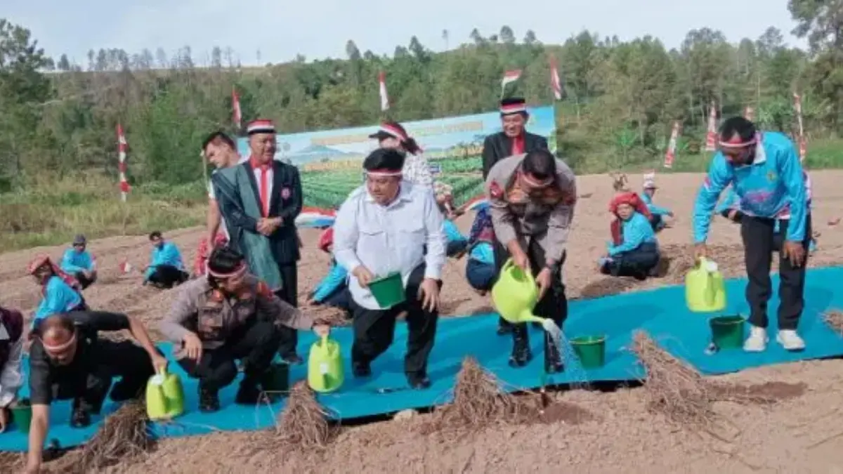 Kapolda Sumatera Utara Irjen Pol Whisnu Hermawan Februanto saat melakukan penanaman bawang putih di desa Maduma, Kecamatan Simanindo, Kabupaten Samosir.