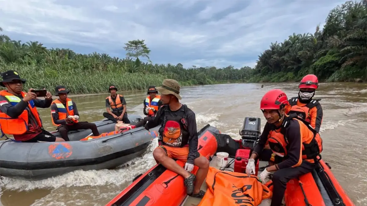 Tim SAR gabungan mengevakuasi jenazah korban dari Sungai Bilah, Kecamatan Pangkatan, Labuhanbatu.