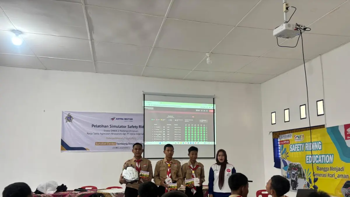 Eka Yolahati saat memberikan pemahaman seputar pentingnya #Cari_aman berkendara di jalan raya kepada siswa SMK Negeri 2 Padangsidimpuan.