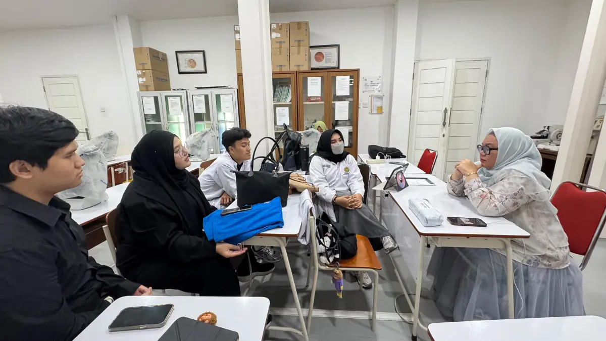 Mahasiswa FKIK UMSU yang tergabung dalam Tim Chiquera mengembangkan formula tetes mata berbahan quercetin daun lobak untuk riset retinopati diabetik.