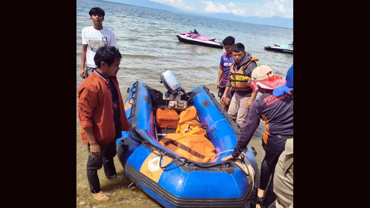 Petugas mengevakuasi jasad Gabriel Manurung, siswa SMA yang ditemukan tewas setelah tenggelam di Pantai Biru Danau Toba, Balige.