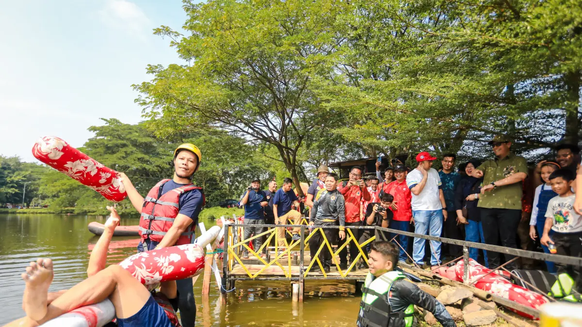 Wali Kota Medan Rico Tri Putra Bayu Waas dan Wakil Wali Kota Zakiyuddin Harahap menyaksikan Lomba Pukul Bantal di Taman Cadika Medan, Minggu (23/8/2026).