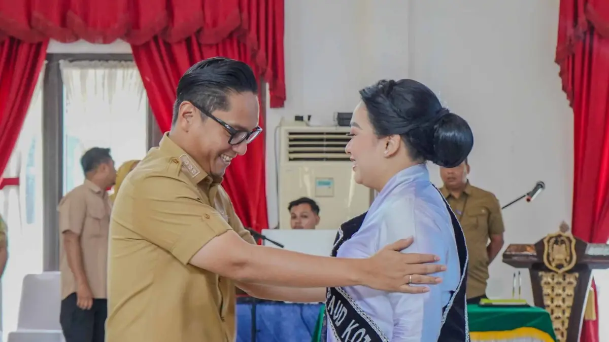 Wali Kota Medan Rico Tri Putra Bayu Waas menyematkan selempang kepada Bunda PAUD Medan Airin Rico Waas saat pelantikan di Gedung Serbaguna TP PKK Medan, Senin (24/8/2026).
