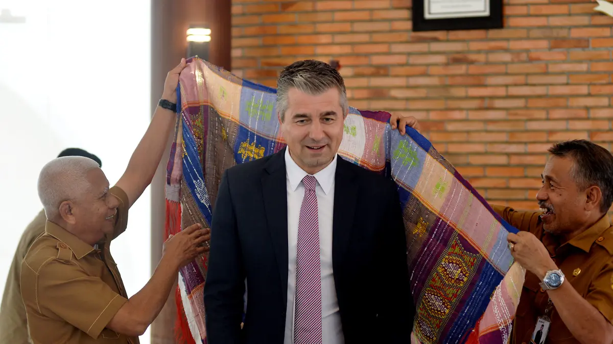 Wakil Gubernur Sumatera Utara Surya menerima kunjungan Duta Besar Belgia untuk Indonesia, Timor Leste dan ASEAN David Jordens di Kantor Gubernur Sumut, Medan, Senin (24/8/2026). Pertemuan membahas peluang investasi dan kerja sama di bidang olahraga, teknologi hingga perkebunan. (Foto: Alexander AP Siahaan/Diskominfo Provsu)
