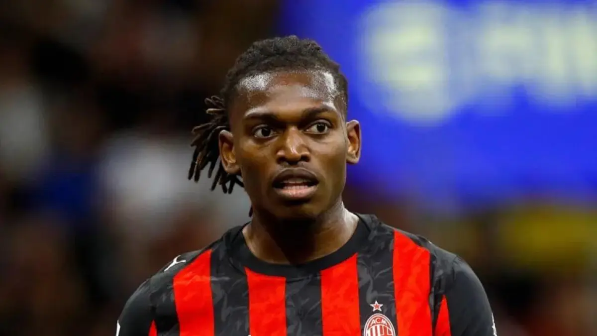 Rafael Leao dikabarkan ingin meninggalkan AC Milan pada musim panas ini. Namun, harga transfer dan tuntutan gajinya membuat klub peminat berpikir ulang.