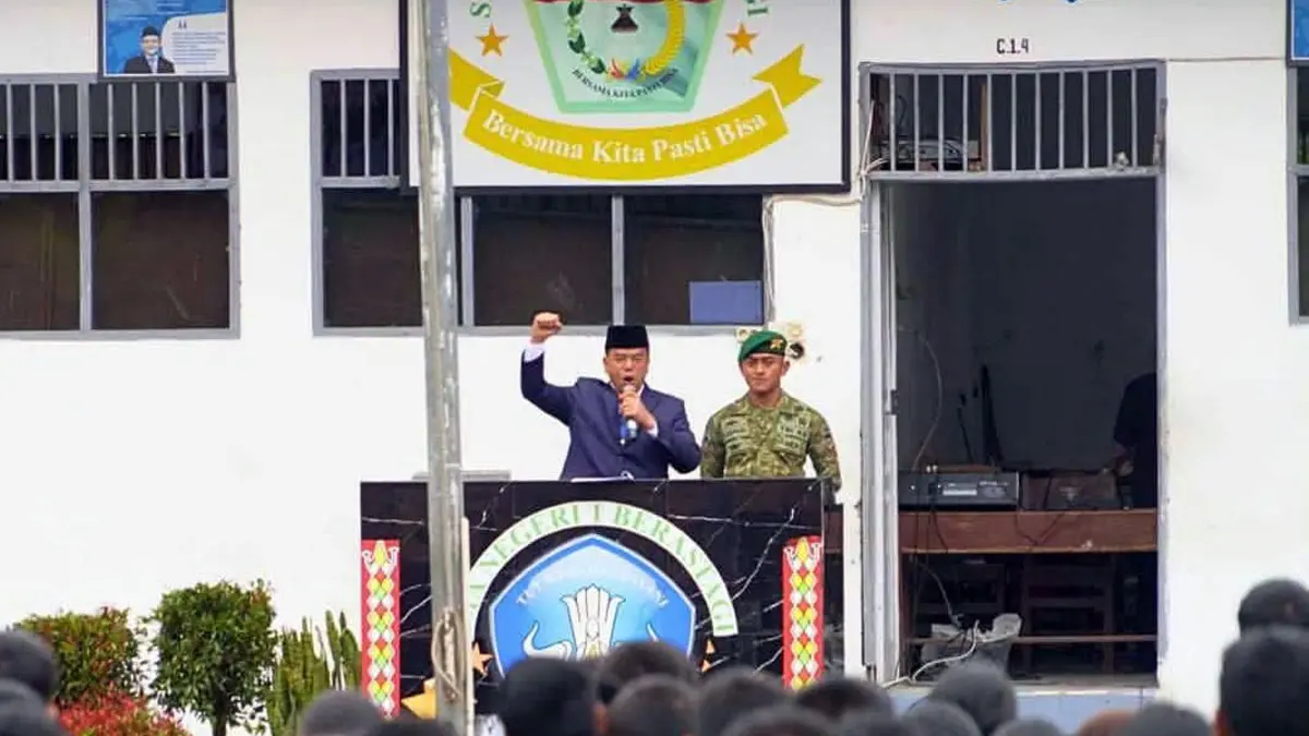 Bupati Karo Antonius Ginting memimpin apel bersama Forkopimda dan siswa SMAN 1 Berastagi setelah dugaan keracunan makanan, Jumat (14/8/2026).