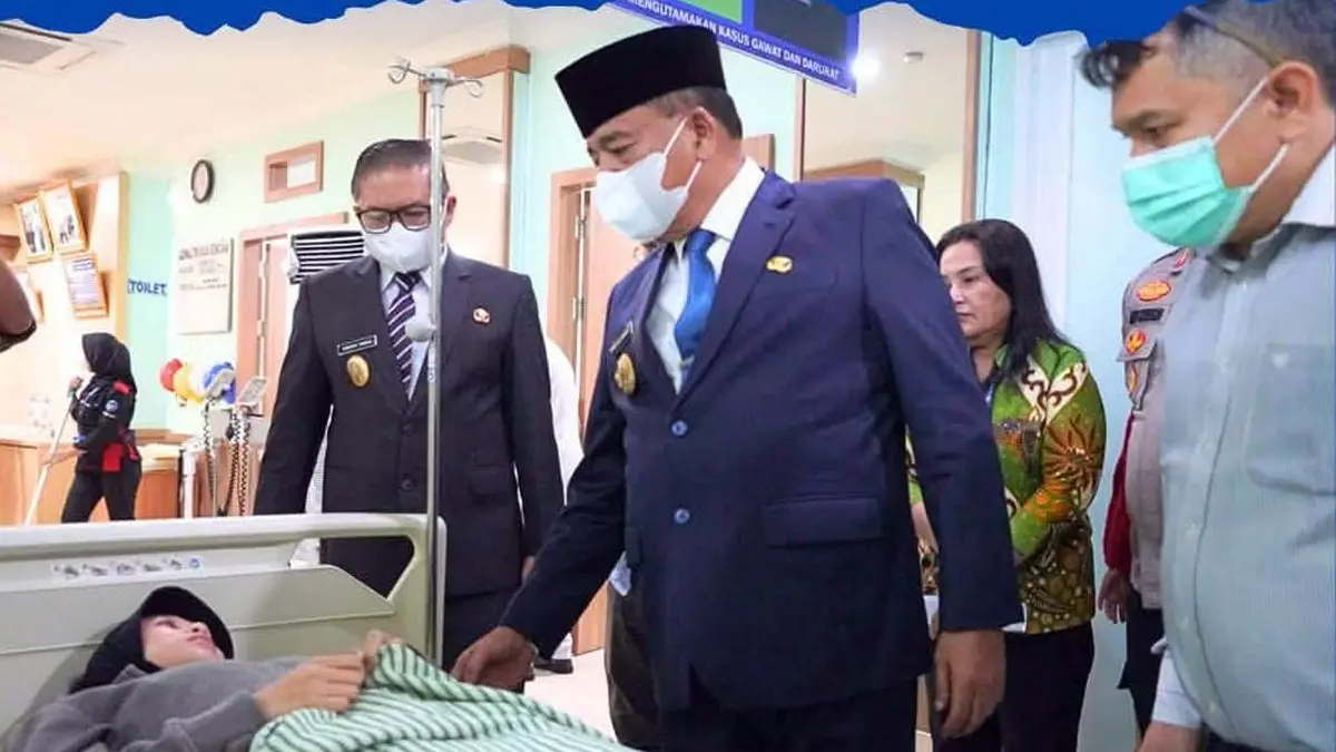 Bupati Karo bersama Wakil Bupati, Sekda dan Forkopimda meninjau penanganan peserta didik yang terdampak dugaan gangguan kesehatan setelah program MBG di RS Efarina Etaham Berastagi.