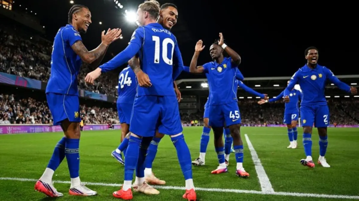 Cole Palmer merayakan golnya saat Chelsea mengalahkan Fulham 3-2 pada laga perdana Liga Inggris 2026/2027 di Craven Cottage.