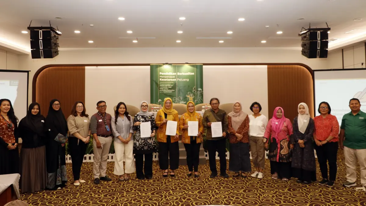Foto bersama perwakilan peserta usai Talkshow KIARA (Kelas Inspirasi Antar-Penggerak) Sumatra Utara 2026 bertema “Asuh Berpadu, Anak Melaju” yang digelar Tanoto Foundation di Hotel Hermes Medan, Kamis (20/8/2026).