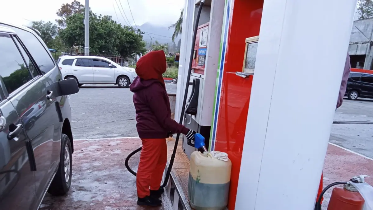 Ilustrasi pengisian Pertalite menggunakan jerigen di SPBU. Pembeli di Huta Bayuraja, Simalungun, mengaku dikenai biaya tambahan Rp20 ribu setiap jerigen.