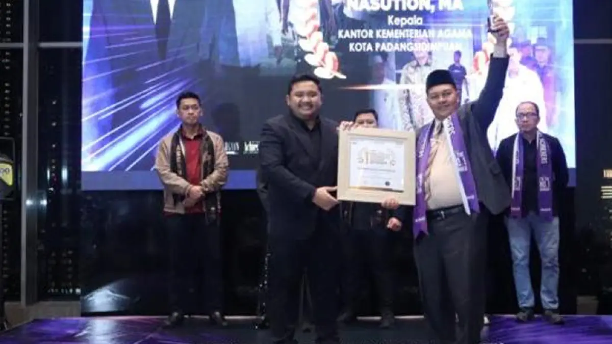  Kakan Kemenag Padangsidimpuan, Dr. H. Erwin Kelana Nasution, menerima penghargaan “Indonesia Visionary Leader Award 2026”. 