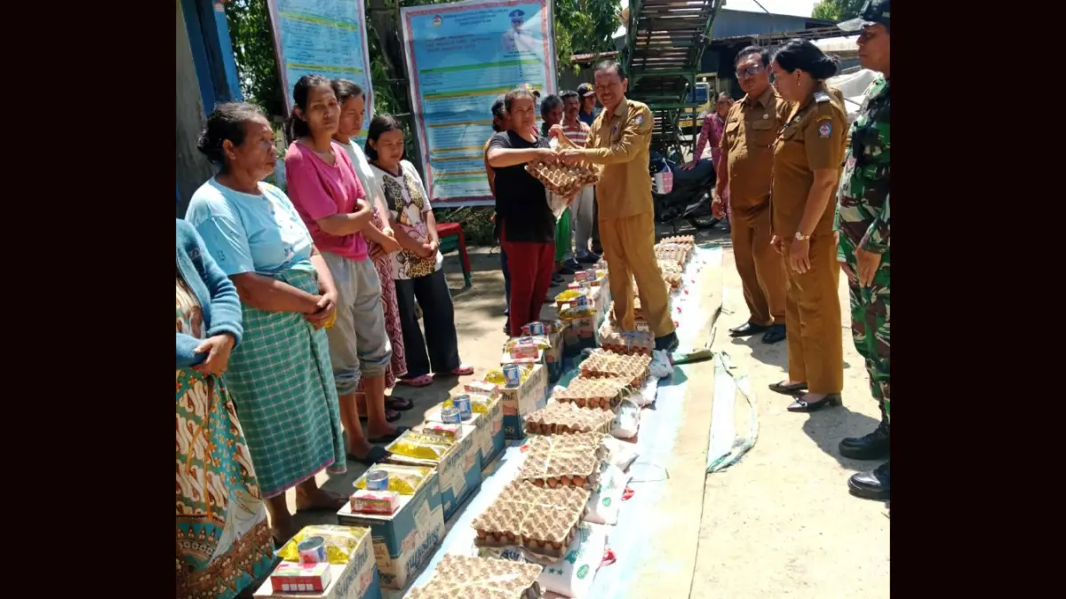 Kepala Dinas Sosial Kabupaten Toba Lalo Hartono Simanjuntak didampingi unsur Uspika Laguboti menyerahkan bantuan kepada warga korban puting beliung di Desa Pardinggaran, Senin (24/8/2026). 