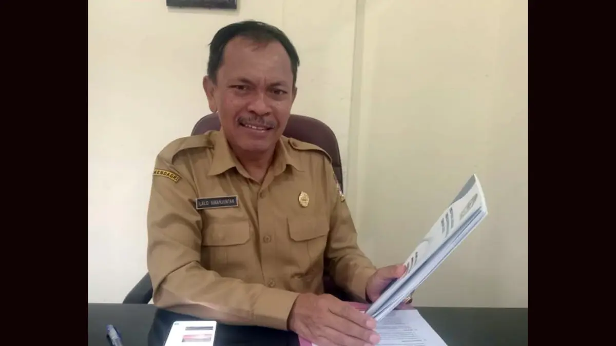 Kepala Dinas Sosial Kabupaten Toba Lalo Hartono Simanjuntak menunjukkan data 1.158 KPM yang dihapus dari penerima bansos karena terindikasi judi online, Senin (24/8/2026).