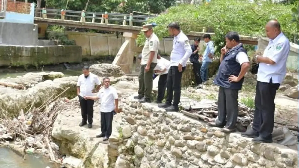 Pemko Padangsidimpuan Investigasi dugaan pencemaran air sungai penyebab kematian sejumlah ikan di kawasan sungai Batang Ayumi dan pengambilan sampel pada Rabu (26/8/2026).