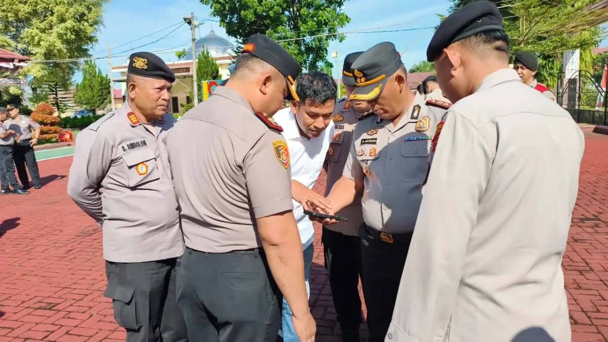 Petugas memeriksa HP personel Polres Simalungun usai apel pagi sebagai langkah pengawasan internal untuk mencegah judi online dan pinjaman online, Senin (24/8/2026). 