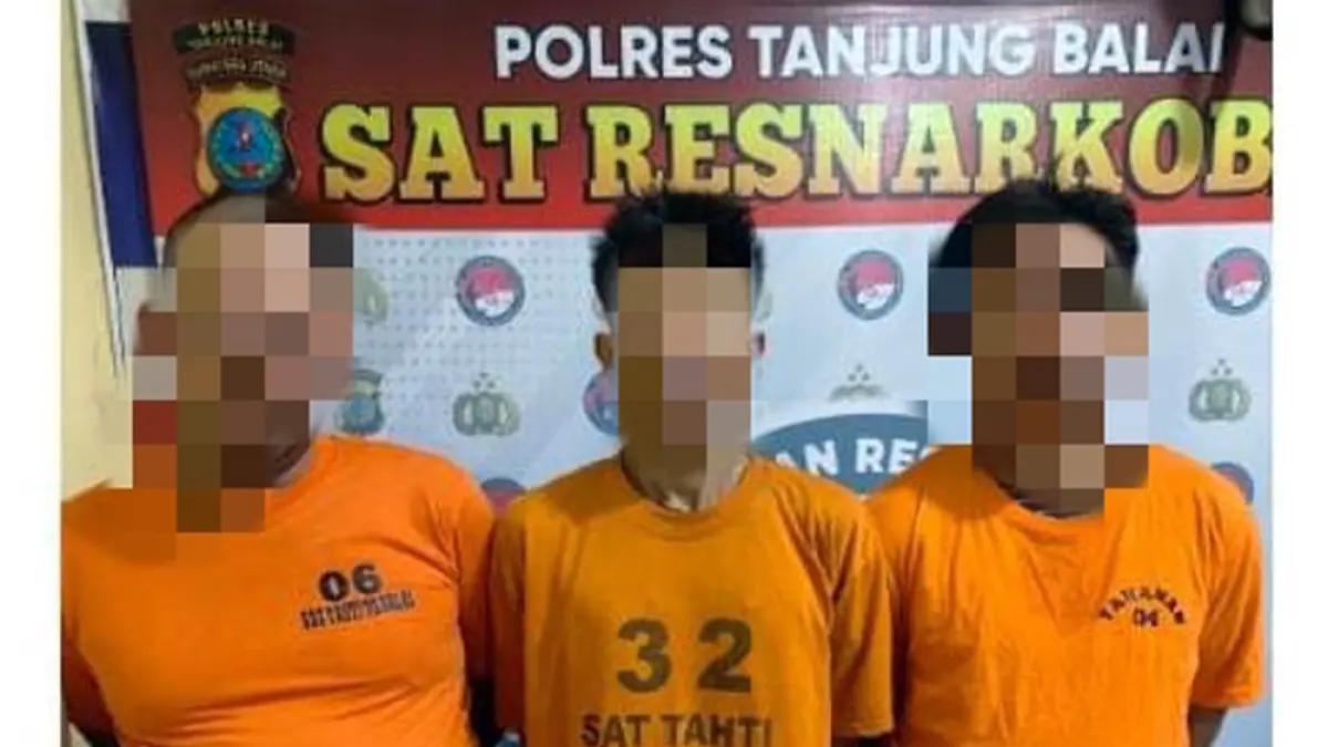 Petugas Satresnarkoba Polres Tanjungbalai mengamankan barang bukti 100,45 gram sabu dan tiga tersangka dalam pengungkapan kasus narkotika.