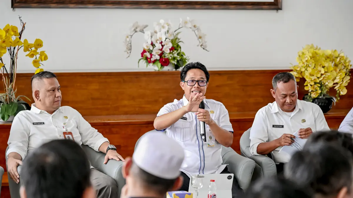 Plt Kepala Dinas SDA Sumut Gibson Panjaitan memberikan keterangan pers terkait penanganan infrastruktur sumber daya air pascabencana di Lobby Dekranasda Provinsi Sumut, Kantor Gubernur Sumut, Medan, Rabu (26/8/2026). (Foto: YT Hariono/Diskominfo Sumut)