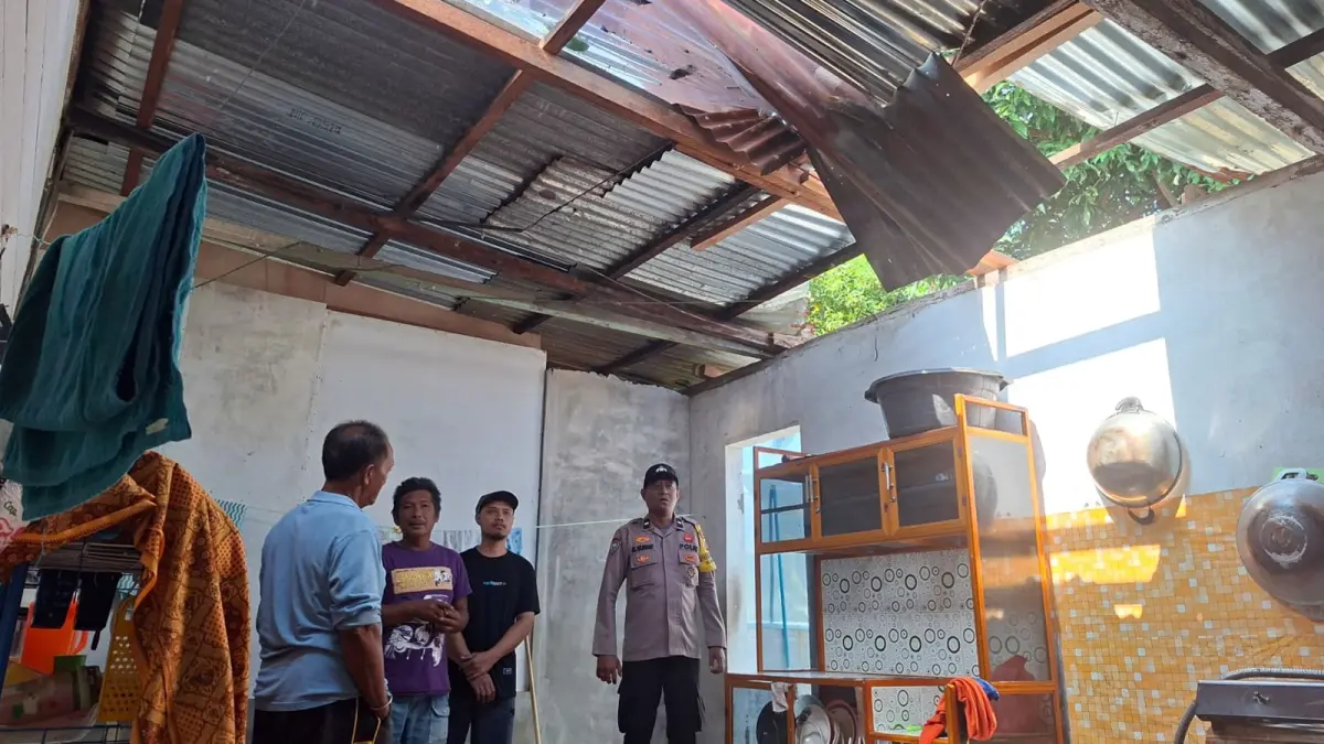 Rumah warga di Jalan Singosari, Gang Demak, Pematangsiantar, mengalami kerusakan setelah diterjang hujan deras dan angin kencang. 