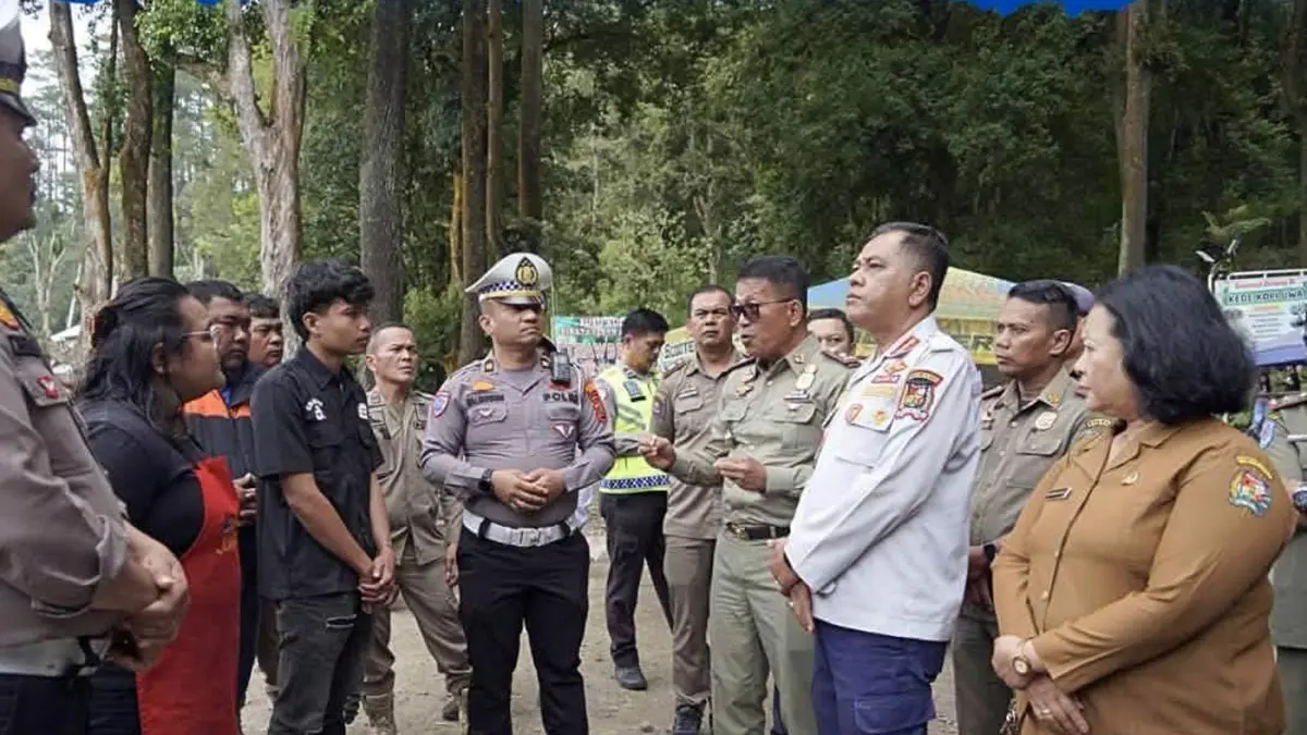Tim gabungan Pemkab Karo dan Polsek Berastagi menyisir kawasan wisata Deleng Singkut, Berastagi, sekaligus memberikan edukasi kepada pengusaha terkait pelayanan dan pungutan parkir.