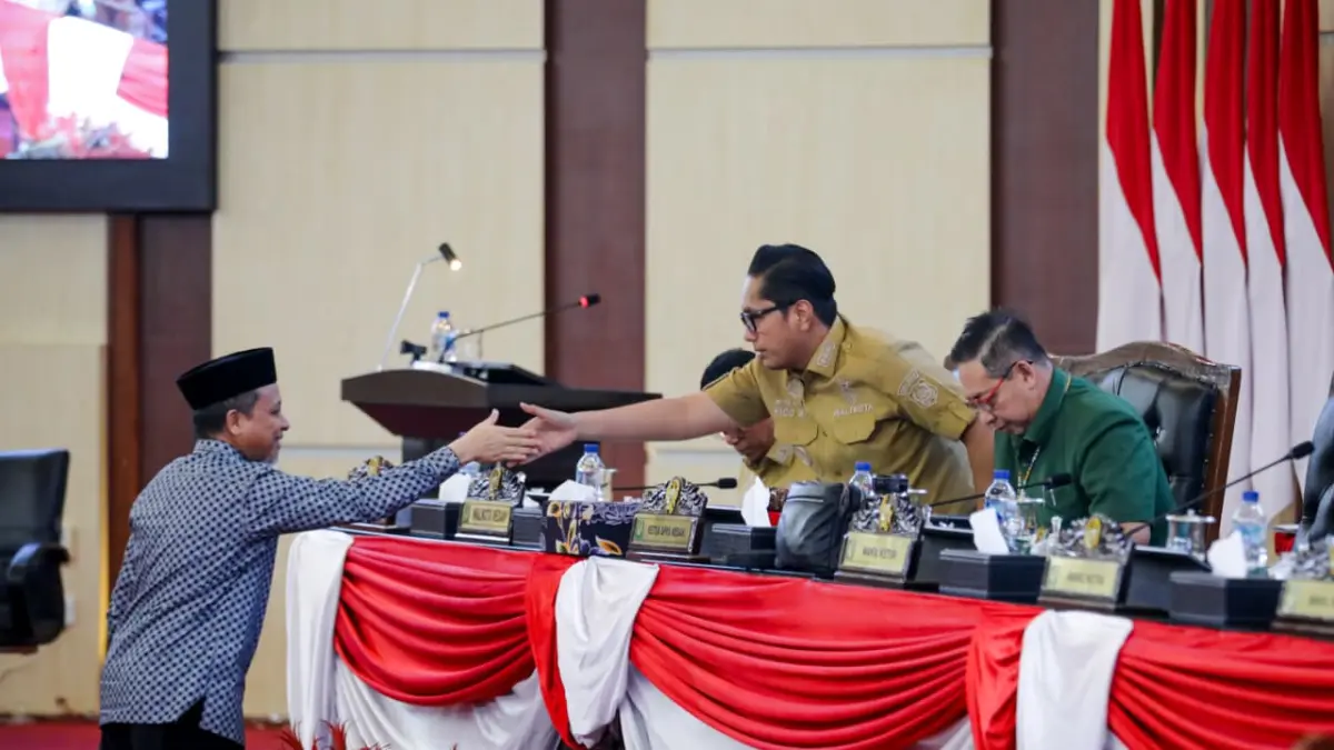 Wali Kota Medan Rico Tri Putra Bayu Waas menyampaikan sikap Pemko Medan menindaklanjuti rekomendasi DPRD terkait optimalisasi PAD dan penertiban aset daerah dalam rapat paripurna DPRD Medan, Senin (24/8/2026).